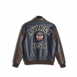 Pu&ograve; includere: Giacca in pelle blu navy e marrone con la scritta "AVIREX" in lettere bianche arcuate sul retro. Sotto, una toppa circolare con la bandiera americana e la scritta "USA".
