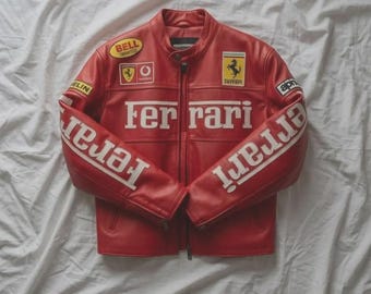 Handgefertigte Vintage 90er Jahre Ferrari F1 Racing Lederjacke Rot, Motorsport Bikerjacke, gesticktes Racing Patch Moto Jacke Geschenk für Sie / Ihn