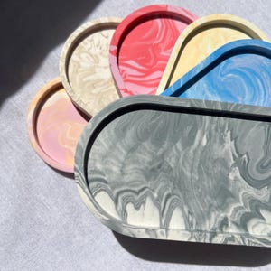 Handmade oval Jesmonite tray – a modern, unique piece with a marble look.