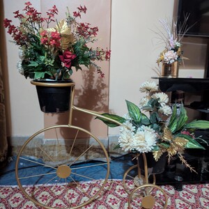 Dekoracyjny metalowy cykl dekoracji kwiatowych do wnętrz i na zewnątrz w dwóch doniczkach (bez kwiatów)