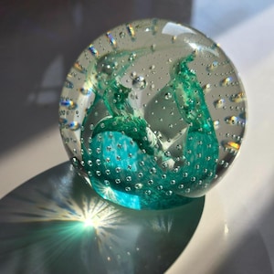Pisapapeles de cristal con forma de caldero de Caithness, Escocia, burbujas color verde azulado, cristal de estudio escocés firmado, objeto decorativo vintage.