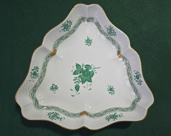 Piatto triangolare Herend Apponyi verde AV 25 cm, modello 191, dipinto a mano in oro 24 carati, porcellana ungherese vintage