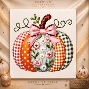 Peut inclure: Un motif de citrouille décorative avec des segments à carreaux rouges, pois orange, broderies florales bleu clair et carreaux verts. Un grand nœud rose orne le sommet avec une tige brune et des vrilles vertes. Texte : PREMIUM DTF TRANSFERS.