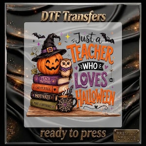 Peut inclure: Une feuille de transfert DTF avec une pile de quatre livres étiquetés Teach, Inspire, Encourage, Motivate et Make a Difference. Une citrouille avec un chapeau de sorcière est posée dessus avec un hibou, une tasse de café et le texte Just a Teacher Who Loves Halloween.