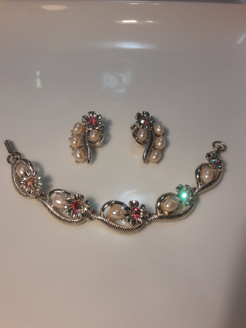 Vintage Aurora Borealis Rhinestone Flower Bracelet Clip Earrings Set Faux Pearl Cabochons Goldtone