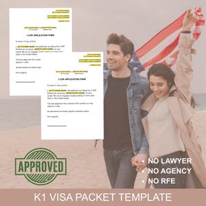 Puede incluir: Una plantilla de paquete de visa K1 con el texto "APROBADO" en un sello verde. La imagen presenta a una pareja tomados de la mano, con la bandera estadounidense de fondo. El texto a la derecha dice "NO LAWYER, NO AGENCY, NO RFE."