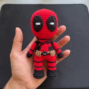 Haakpatroon Deadpool, Deadpool Amigurumi PDF, Gehaakte superheldenpop geïnspireerd op Marvel, Schattig Deadpool pluche patroon, DIY-handleiding voor dit personage