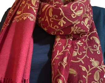 Szalik z mieszanki wełny merynosów w kolorze czerwonego wina z haftem: szal kaszmirski