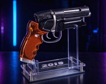Blade Runner 2019, PKD Blaster, Suporte de Exibição, Deckard Blaster, Acrílico, Madeira, Alumínio, 2019, Montagem, Sem encaixes, Fixação de qualidade de galeria
