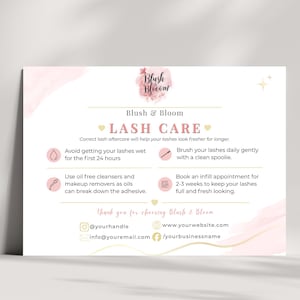 Peut inclure: Carte de soins des cils Blush & Bloom rose et blanche avec texte et illustrations. Elle donne des conseils d'entretien, comme éviter de mouiller les cils, utiliser des nettoyants sans huile, brosser quotidiennement et prendre rendez-vous pour des remplissages.