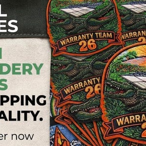 Pode incluir: Patches bordados personalizados com o texto "ROYAL PATCHES". Os patches apresentam um design com jacarés, um pôr do sol e as palavras "WARRANTY TEAM 26". O texto "CUSTOM EMBROIDERY PATCHES" também é visível.
