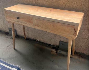 Mesa de entrada rústica de madera de mediados de siglo con cajones.