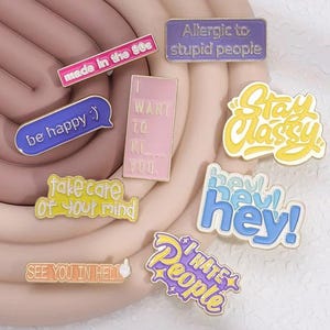 Pin esmaltado con letra – Broche divertido del alfabeto para mochila, chaqueta, sombrero – Insignia de metal para profesores, estudiantes, regalo