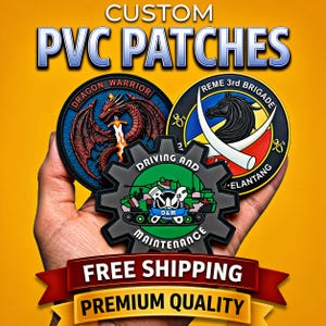 Puede incluir: Parches de PVC personalizados con varios diseños. Uno presenta un dragón rojo, otro un caballo negro con colmillos y un tercero un engranaje con un tanque y el texto "Driving and Maintenance". Los parches están sobre un fondo amarillo.