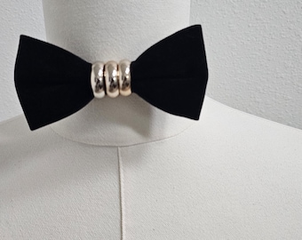 Pajarita de terciopelo negro con anillas metálicas – Accesorio formal moderno para hombre, hecho a mano