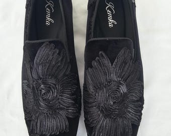 Mocasines de terciopelo negro para hombre con bordado floral, zapatos de esmoquin con rosas adornadas a mano, zapatillas de diseño para graduaciones, bodas y fiestas.