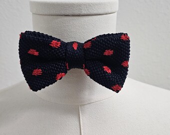 Pajarita de punto azul marino con lunares rojos – Accesorio de mezcla de algodón texturizado