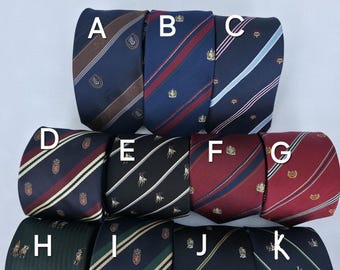 Cravate à motif blason universitaire : style preppy vintage, en polyester.