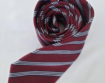 Corbata clásica de poliéster a rayas, resistente a las manchas, ideal para el trabajo.