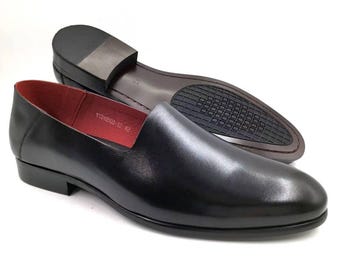 Mocasines venecianos de cuero negro hechos a mano, zapatos de vestir minimalistas sin cordones.