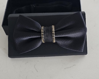 Pajarita de sarga acanalada negra / Corbata formal para hombre con detalle de cremallera