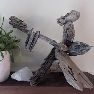 Drijfhoutverkenner: handgemaakte sculptuur van een jonge kunstenaar van Plum Island