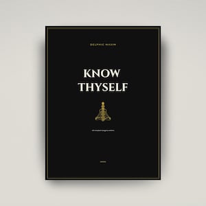Puede incluir: Un póster negro con texto y detalles dorados. Las palabras "KNOW THYSELF" están centradas, con "DELPHIC MAXIM" arriba y "All wisdom begins within" abajo. También hay una ilustración dorada de una figura.