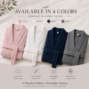 Pode incluir: Quatro roup&otilde;es de banho felpudos nas cores rosa, branco, azul-marinho e cinza, cada um com gola xale e cinto de amarrar. O texto diz: AVAILABLE IN 4 COLORS, COMFORT IN EVERY COLOR, ULTRA SOFT, LIGHTWEIGHT, ABSORBENT, RELAXED FIT, 4 Timeless Colors.