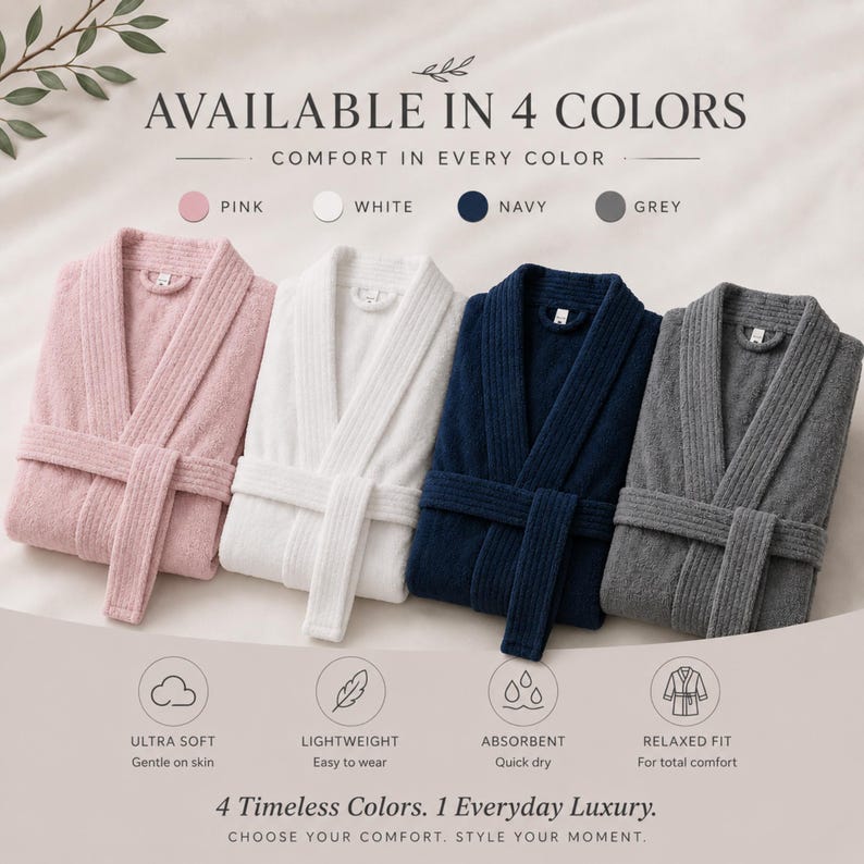 Pode incluir: Quatro roup&otilde;es de banho felpudos nas cores rosa, branco, azul-marinho e cinza, cada um com gola xale e cinto de amarrar. O texto diz: AVAILABLE IN 4 COLORS, COMFORT IN EVERY COLOR, ULTRA SOFT, LIGHTWEIGHT, ABSORBENT, RELAXED FIT, 4 Timeless Colors.