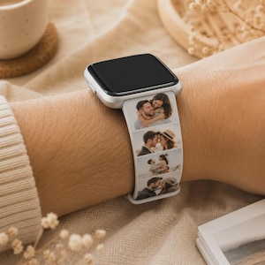Pode incluir: Um smartwatch com uma pulseira de silicone branca com uma estampa de colagem de fotos personalizada. A pulseira exibe quatro imagens retangulares distintas de um casal em vários ambientes ao ar livre, incluindo cenas de praia e de parque.