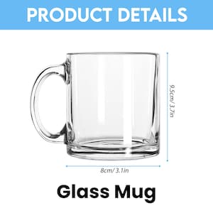 Peut inclure: Mug en verre transparent avec une anse. Le mug mesure 8 cm de large et 9,5 cm de haut. Le texte "PRODUCT DETAILS" est en haut et "Glass Mug" en bas.