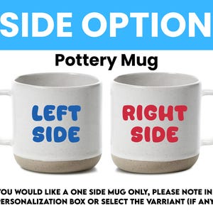 Peut inclure: Deux mugs en poterie blancs avec une base marron clair. L'un des mugs porte les mots "LEFT SIDE" en bleu, et l'autre "RIGHT SIDE" en rouge. Le texte "SIDE OPTION" et "Pottery Mug" sont en haut.