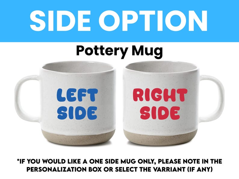 Peut inclure: Deux mugs en poterie blancs avec une base marron clair. L'un des mugs porte les mots "LEFT SIDE" en bleu, et l'autre "RIGHT SIDE" en rouge. Le texte "SIDE OPTION" et "Pottery Mug" sont en haut.