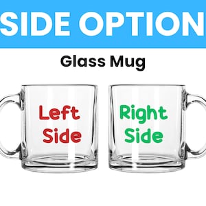 Peut inclure: Deux mugs en verre transparent avec des anses, &eacute;tiquet&eacute;s "Left Side" en rouge et "Right Side" en vert. Le texte "SIDE OPTION" est au-dessus des mugs en blanc, avec "Glass Mug" en noir en dessous.