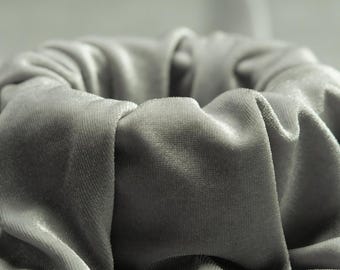 ARGENTO - Tessuto in velluto elasticizzato tagliato su misura, morbido e lussuoso - Poliestere e spandex - Elasticizzato in 4 direzioni per cucire abbigliamento, costumi e lavori fai da te.