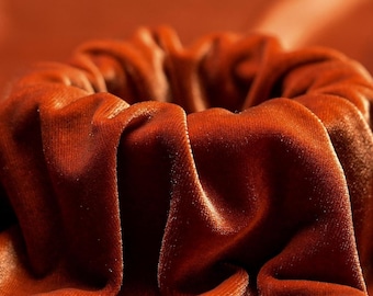 RUST - Tessuto in velluto elasticizzato, tagliato su misura, morbido e lussuoso - Poliestere e spandex - Elasticizzato in 4 direzioni per cucire abbigliamento, costumi e lavori fai da te.