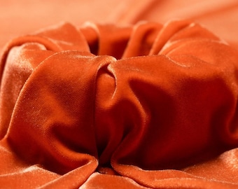 ARANCIONE - Tessuto in velluto elasticizzato tagliato su misura, morbido e lussuoso - Poliestere e spandex - Elasticizzato in 4 direzioni per cucire abbigliamento, costumi e lavori fai da te.