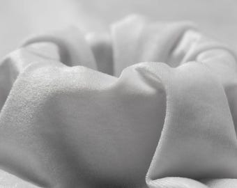 BIANCO - Tessuto in velluto elasticizzato tagliato su misura, morbido e lussuoso - Poliestere e spandex - Elasticizzato in 4 direzioni per cucire abbigliamento, costumi e lavori di bricolage.