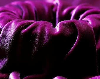 MAGENTA - Tessuto in velluto elasticizzato tagliato su misura, morbido e lussuoso - Poliestere ed elastan - Elasticizzato in 4 direzioni per cucire abbigliamento, costumi e lavori fai da te.