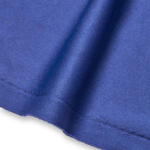 Op de afbeelding: Een effen koningsblauwe stof met een fijne, uniforme maasstructuur. Het materiaal is voorzien van een zichtbare horizontale naad over het onderste gedeelte, met een consistent weefpatroon over het gehele oppervlak van het blauwe textiel.