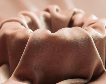 ORO ROSA - Tessuto in velluto elasticizzato tagliato su misura, morbido e lussuoso - Poliestere ed elastan - Elasticizzato in 4 direzioni per cucire abbigliamento, costumi e lavori fai da te.