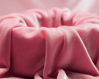 ROSA CHIARO - Tessuto in velluto elasticizzato tagliato su misura, morbido e lussuoso - Poliestere ed elastan - Elasticizzato in quattro direzioni per cucire abbigliamento, costumi e lavori fai da te.