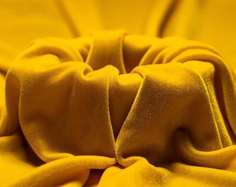 GIALLO - Tessuto in velluto elasticizzato tagliato su misura, morbido e lussuoso - Poliestere e spandex - Elasticizzato in 4 direzioni per cucire abbigliamento, costumi e lavori fai da te.