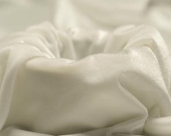 AVORIO - Tessuto in velluto elasticizzato tagliato su misura, morbido e lussuoso - Poliestere e spandex - Elasticizzato in 4 direzioni per cucire abbigliamento, costumi e lavori di bricolage.