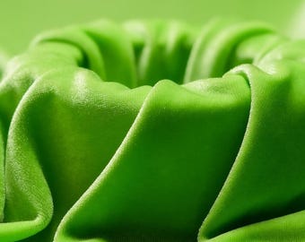 LIME - Tessuto in velluto elasticizzato, tagliato su misura, morbido e lussuoso - Poliestere ed elastan - Elasticizzato in quattro direzioni per cucire abbigliamento, costumi e lavori fai da te.