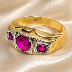 Anillo vintage de oro amarillo y blanco de 10 quilates con rubí sintético, anillo Art Déco de tres piedras, anillo con gema rosa magenta, talla 8.5, joyería antigua.