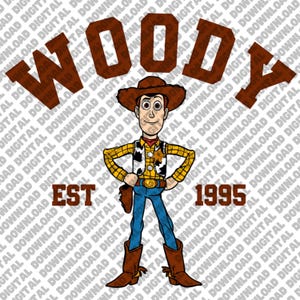 Può includere: Illustrazione di Woody di Toy Story. Woody indossa un cappello da cowboy, una camicia a quadri gialla, un gilet, jeans blu e stivali marroni. La parola "WOODY" è sopra il personaggio, con "EST 1995" sotto.