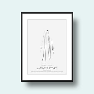 Op de afbeelding: Een minimalistische zwart-wit poster met een geestillustratie en de tekst "A Ghost Story".