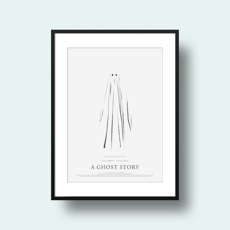 Op de afbeelding: Een minimalistische zwart-wit poster met een geestillustratie en de tekst "A Ghost Story".