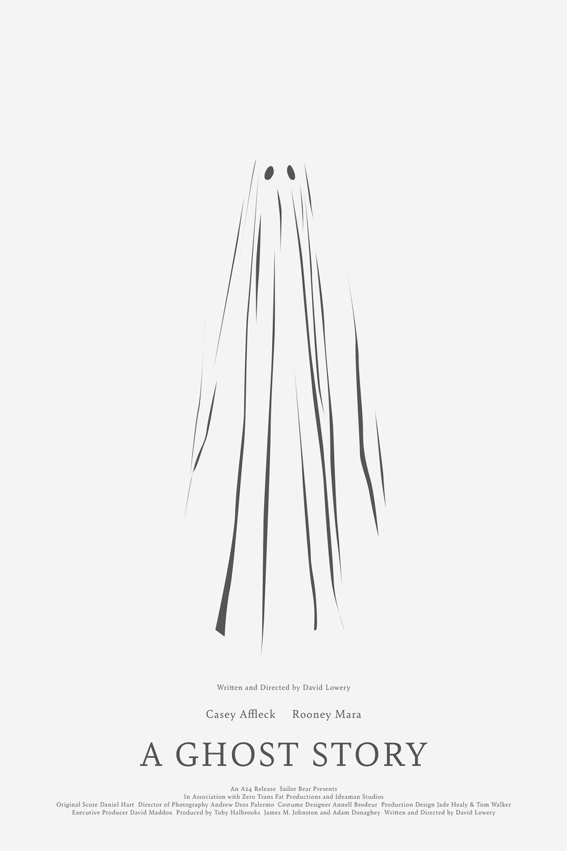 Op de afbeelding: Een minimalistische filmposter met een wit silhouet van een geest en de titel "A Ghost Story" in zwarte tekst. De poster bevat ook de namen Casey Affleck en Rooney Mara in zwarte tekst.